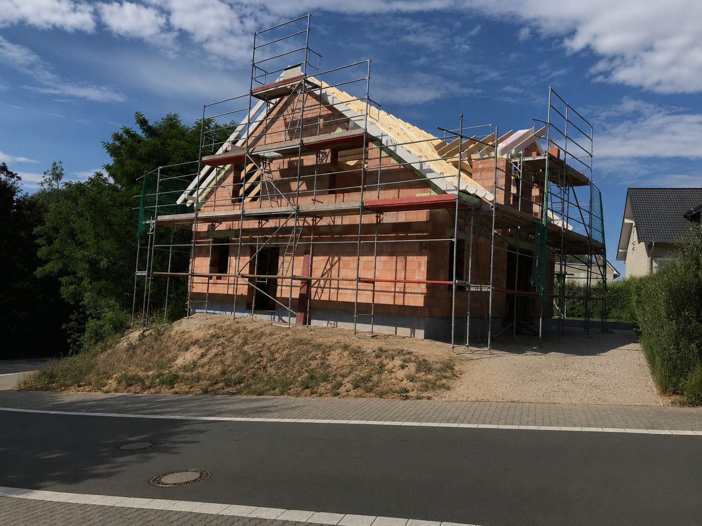 Rohbau mit Dach